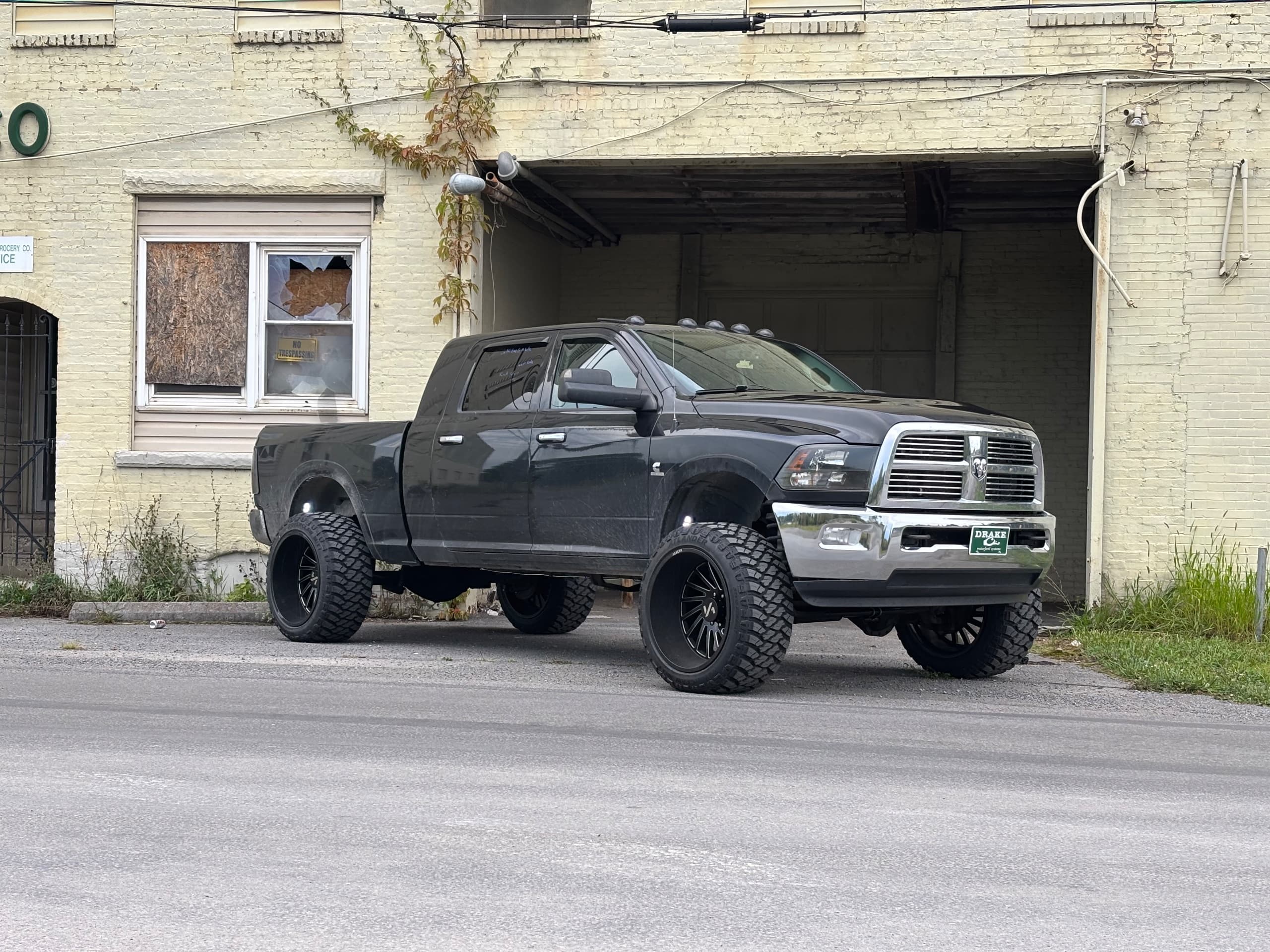 2011 Ram 2500 Laramie mega cab — photo 1