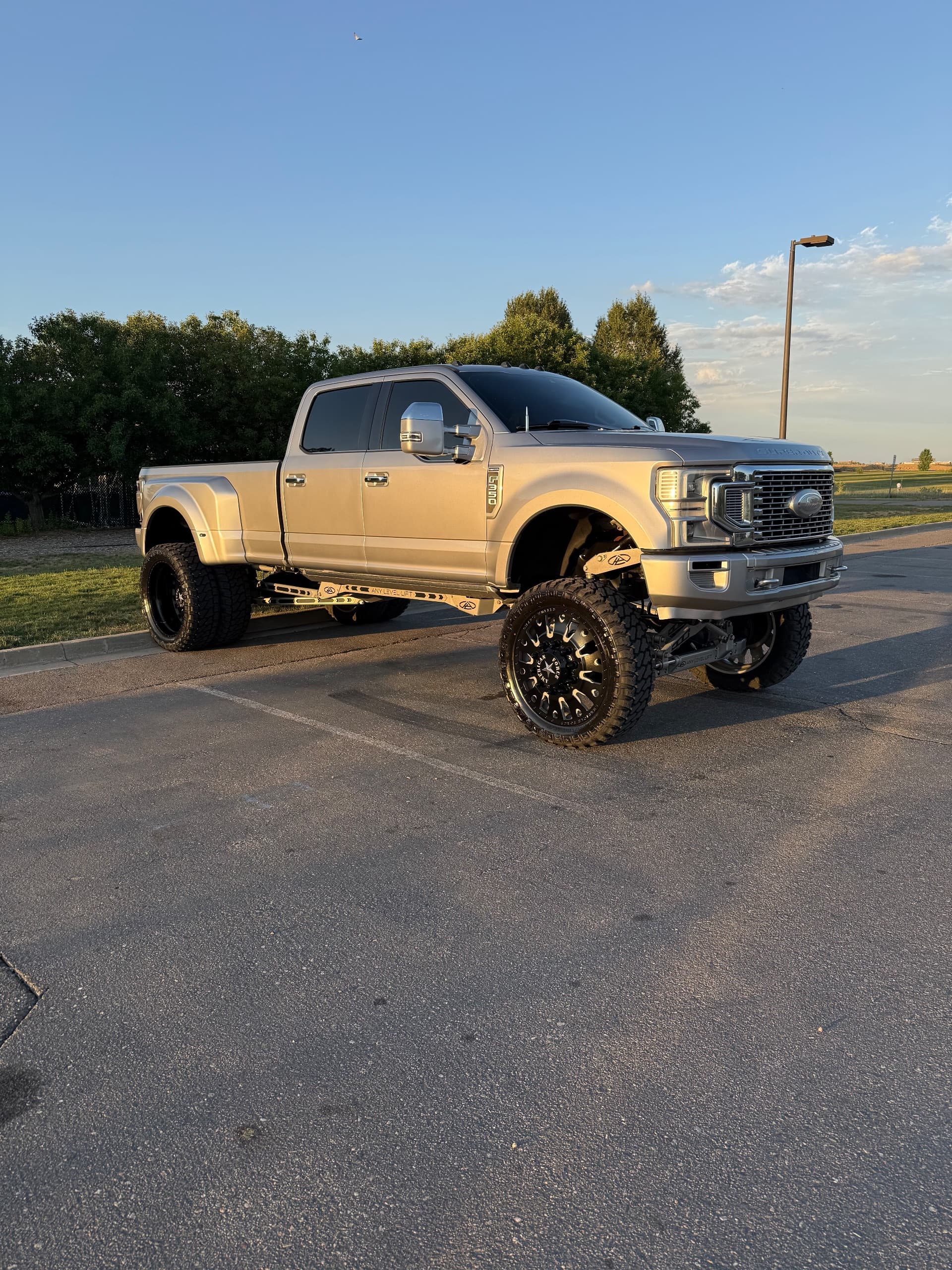 2020 Ford F350 limited — photo 1