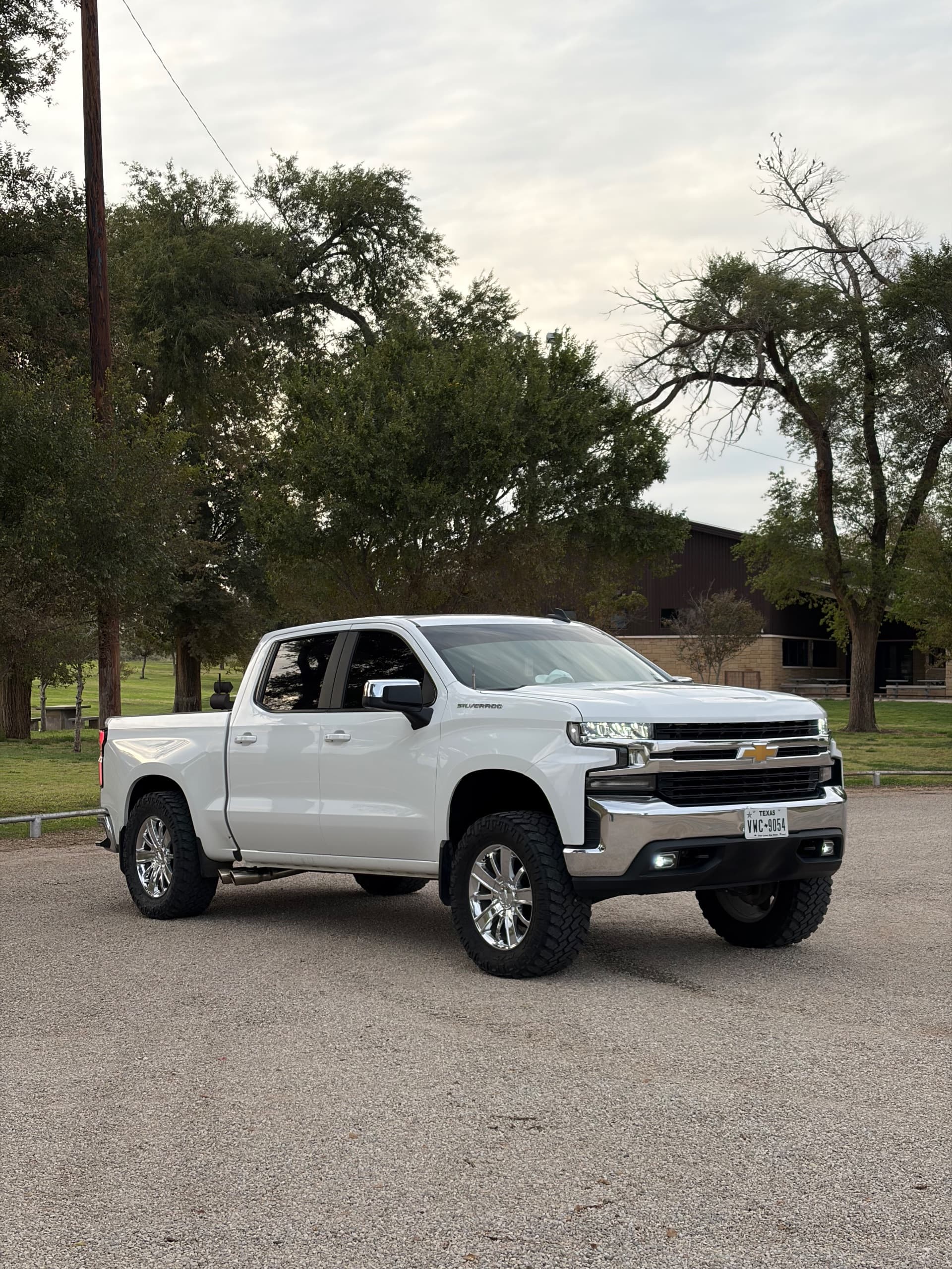 2019 Chevrolet Silverado 1500 LT — photo 1