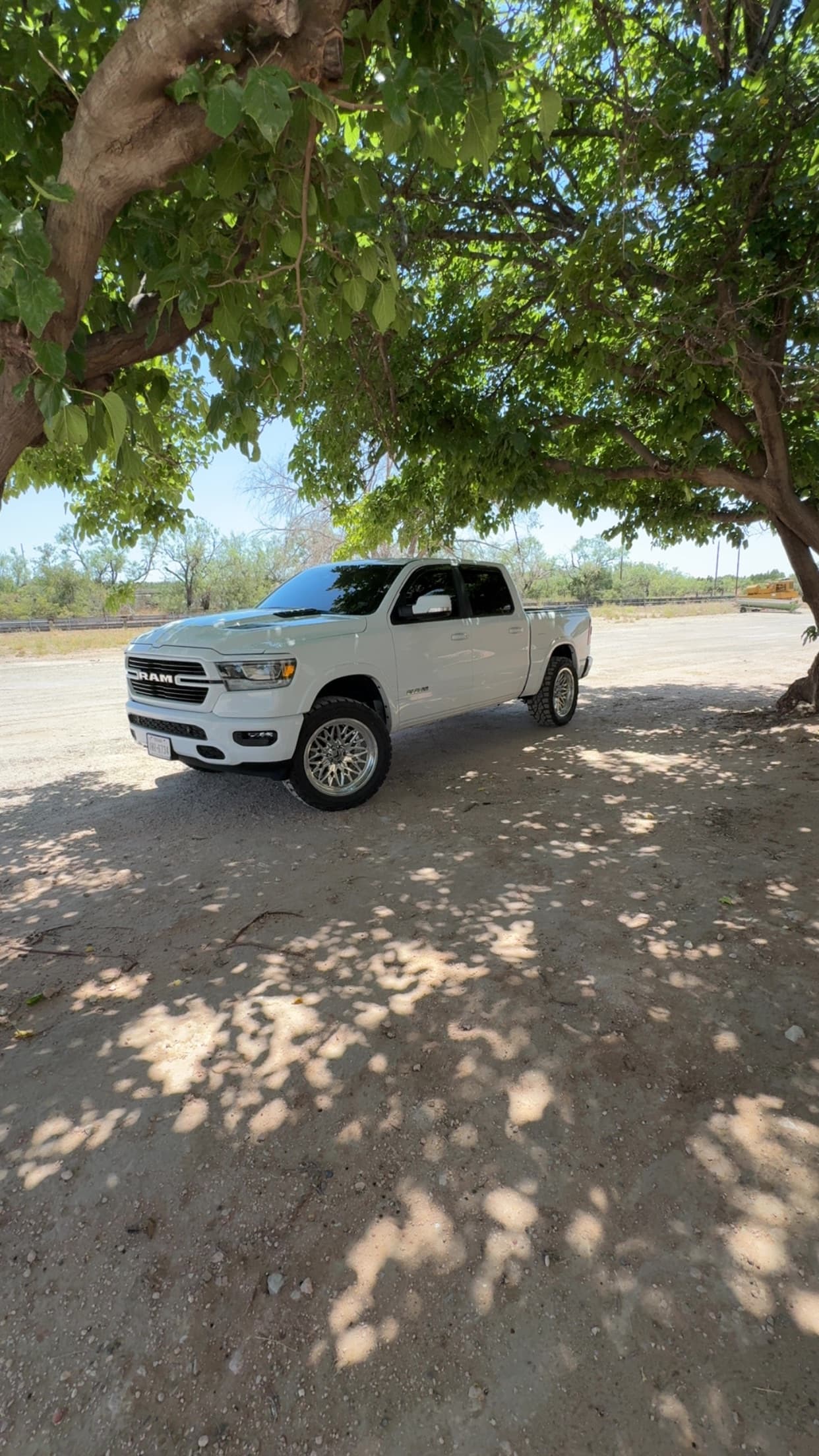 2022 Ram 1500 laramie — photo 1